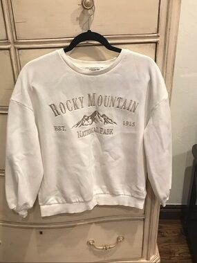 Francesca's Collections White Rocky Mountain Embroidered Crewneck Sweatshirt